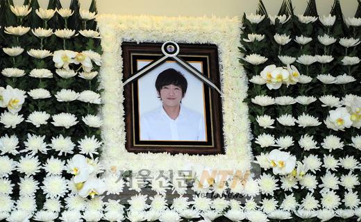 故최진영, 눈물과 빗물 속 슬픔의 발인