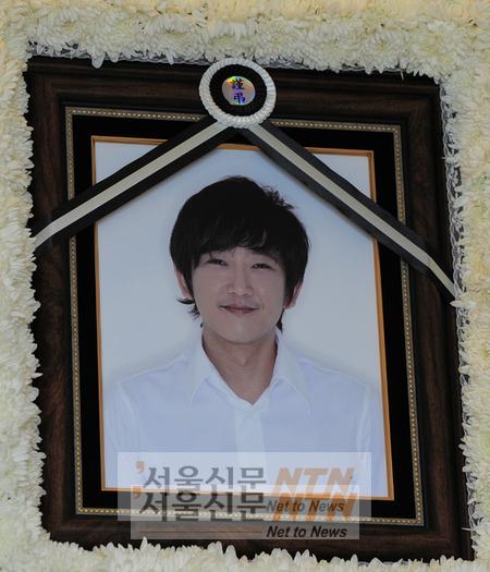 故 최진영, 한줌 재 되어 누나 곁에 잠든다