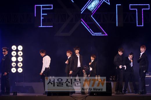 슈퍼주니어, 베트남 첫 공연에 4만5천 팬 ‘열광’