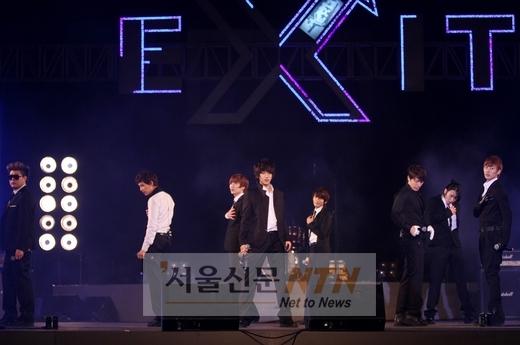 슈퍼주니어, 베트남 첫 공연에 4만5천 팬 ‘열광’