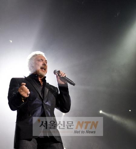 톰 존스, 건강 문제로 내한공연 하루 앞두고 취소