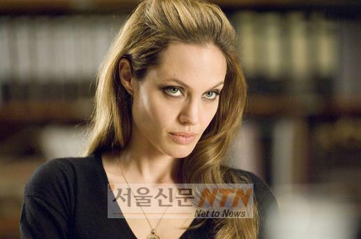 안젤리나 졸리, 옛 경호원의 사생활 폭로에 논란 증폭