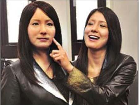 “쌍둥이 같죠?”…꼭 닮은 미녀 로봇 개발