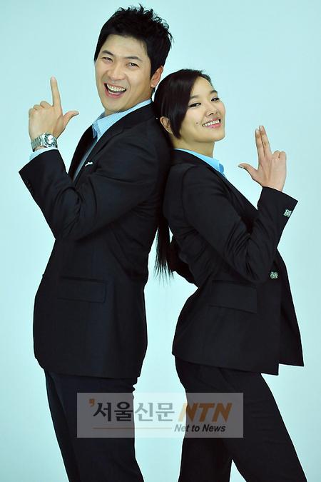 [NTN포토] 김상경·호란 “총 쏘는 자세 멋있죠?”