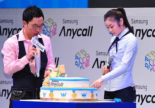[NTN포토] 김연아, 케이크 맛은 어떨까?