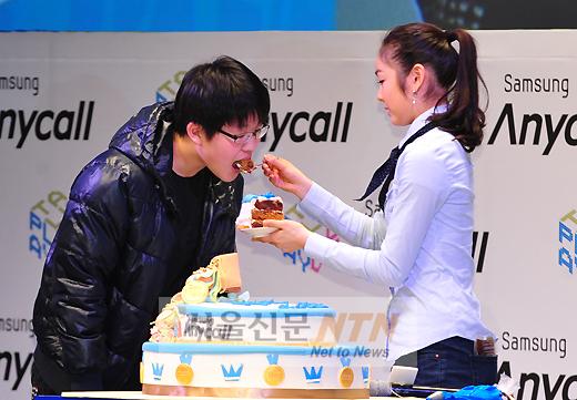 [NTN포토] 팬에게 케이크 먹여주는 김연아