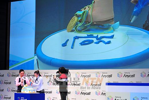 [NTN포토] 김연아, 케이크에 새긴 글자는 ‘?’