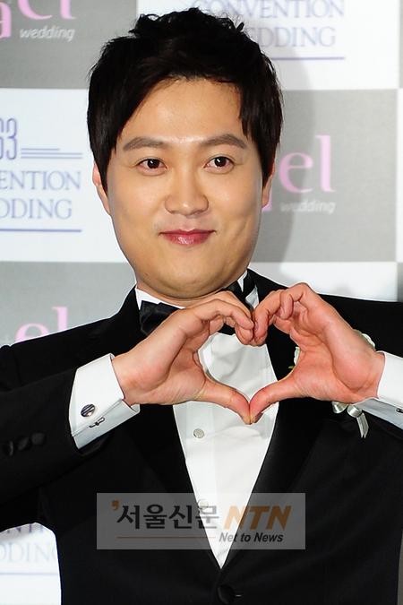 [NTN포토] ‘새신랑’ 문천식, 신부를 향한 ‘사랑의 하트’