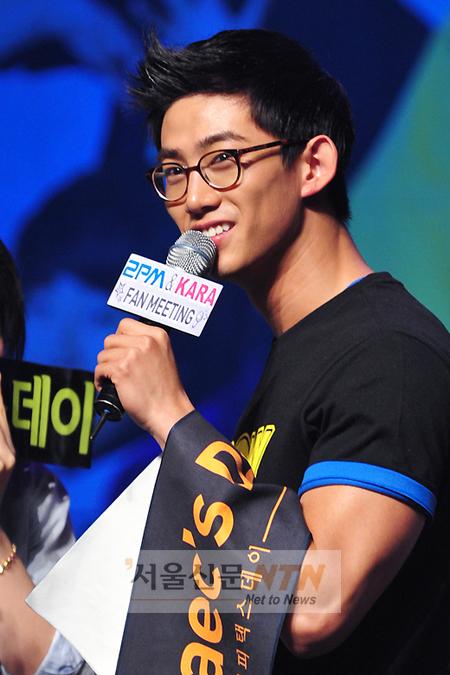[NTN포토] 택연, 안경 쓴 모습도 멋있죠?