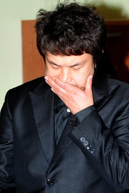 지금은 라디오 DJ 수난시대?