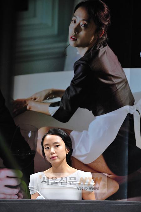[NTN포토] 하녀로 변신한 전도연, 묘한 눈빛