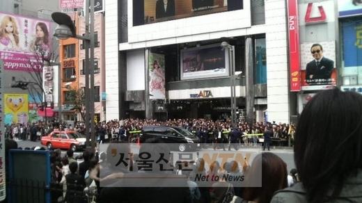 영웅재중 日촬영장, 구름떼 팬들..”욘사마 안 부러워”