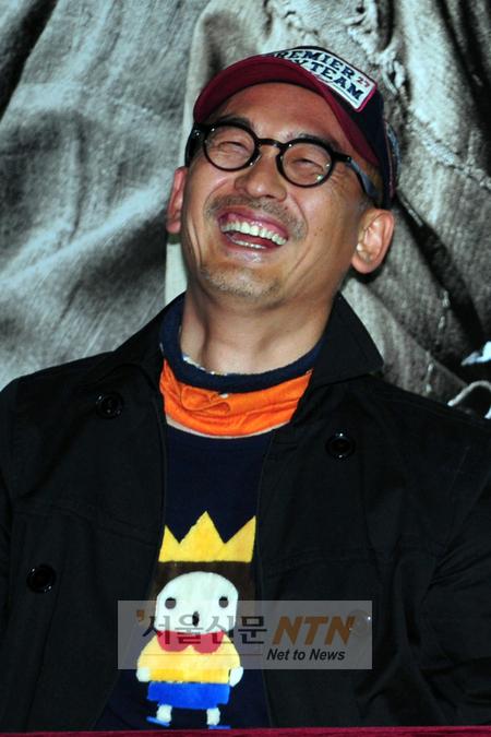 [NTN포토] 이준익 감독 “오늘 의상 깜찍하죠?”