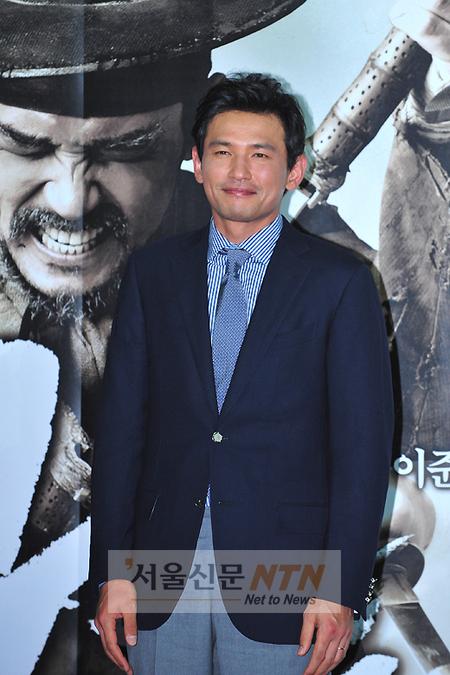 [NTN포토] 황정민, 맹인 검객으로 열연