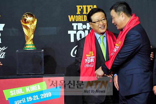 [NTN포토] 허정무 감독에게 자리 양보하는 조중연