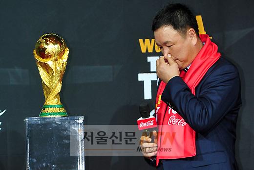 [NTN포토] 허정무, ‘월드컵 진품 트로피’ 앞에서 긴장한듯···
