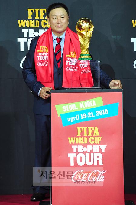 [NTN포토] 허정무, ‘진품 트로피’ 앞에서 자신감 표출