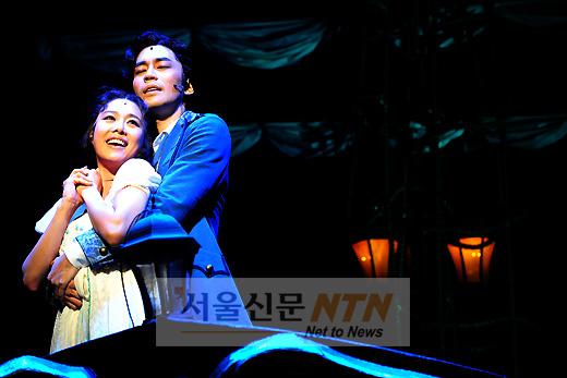 [NTN포토] 배 위에서 사랑 나누는 옥주현·신성록