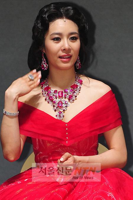 [NTN포토] 옥주현의 ‘우아한 부채질’