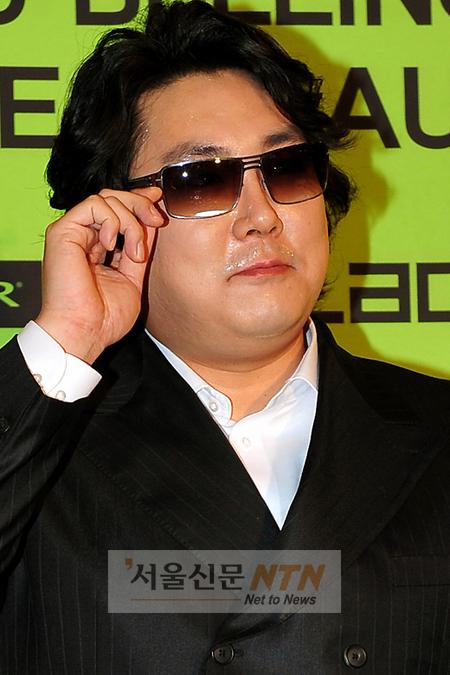 [NTN포토] 조진웅 ‘선글라스 만져주는 센스~’