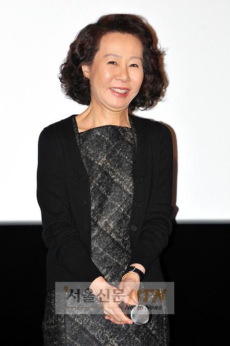‘하하하’ 윤여정 “나 빼고 다들 아침부터 취해 있었다”