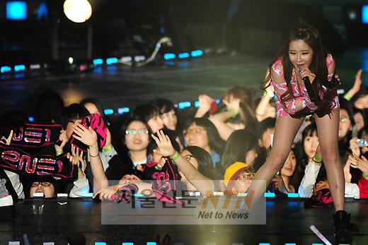 [NTN포토] ‘2NE1’ 박봄, 팬들과 하나 되어