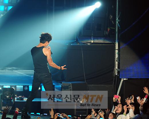 [NTN포토] ‘2PM’ 옥택연, 팬들에게 멋진 무대 선사