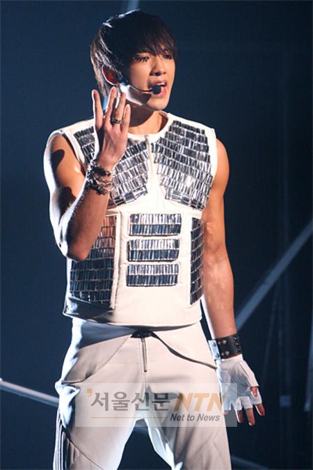 비, 효리 추격 따돌리고 ‘뮤뱅’ 1위 수성