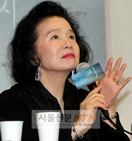 [NTN포토] 전설적인 여배우의 ‘품격있는 손짓’