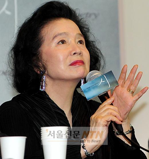 윤정희 “‘시’는 제2의 데뷔작.. 꿈꾸는 것 같다”