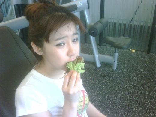 2NE1 박봄, 다이어트 고군분투 “햄토리 식사중”