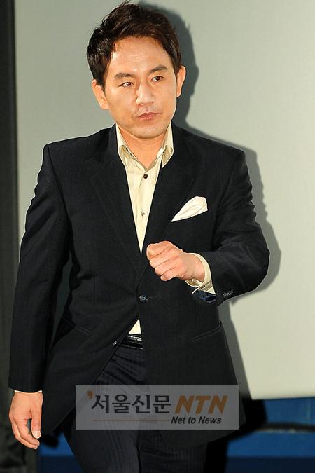 [NTN포토] 손병호 ‘박력 넘치는 워킹!’
