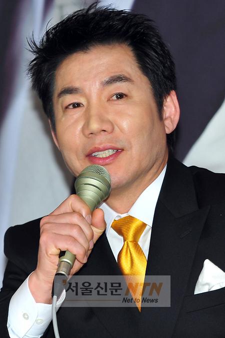 [NTN포토] 박상원, ‘황금물고기 발표보고회’ 황금넥타이 메고~