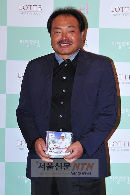 [NTN포토] 김흥국, 새 앨범 들고 백승주 아나운서 결혼식 참석!