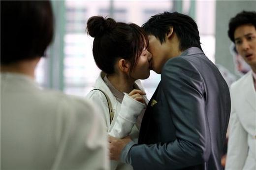 ‘개인의 취향’ 게임오버 키스신..”키스신 명장면” 호응