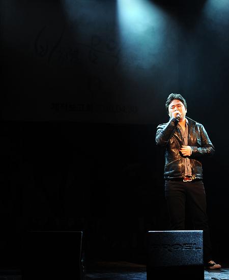 [NTN포토] 김완제, ‘아버지 故 김현식을 그리며’