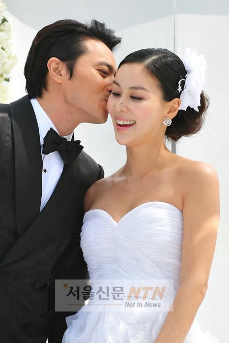 [NTN포토] 장동건·고소영 ‘달콤한 볼 키스’