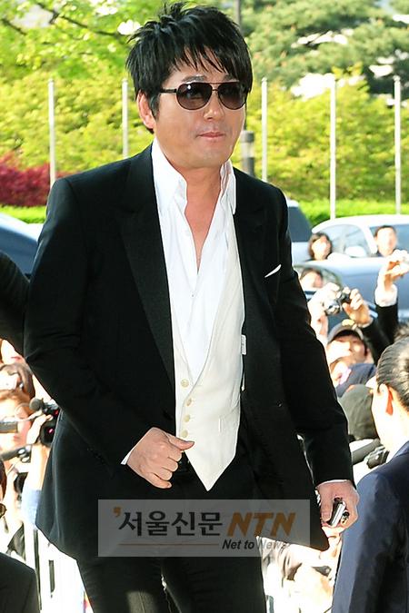 [NTN포토] 신승훈, ‘멋진 선글라스’ 쓰고
