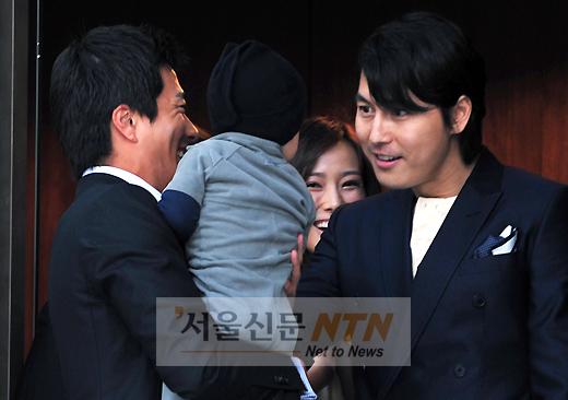 [NTN포토] 정우성 “룩희야 만나서 반갑다~”