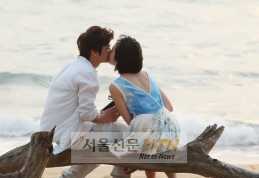 서인국-김민정, 태국 해변서 달콤한 입맞춤 ‘화제’