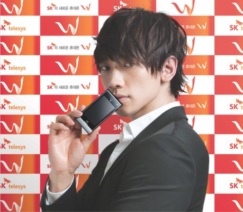 월드스타 비 닮은 휴대폰 출시 ‘비 폰’