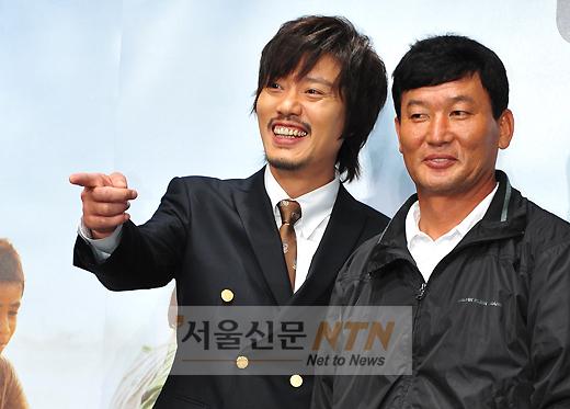 [NTN포토] 박희순 “김신환 감독님, 저길 보세요~”