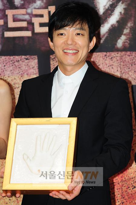 [NTN포토] 이범수 “손도장 잘나왔죠?”