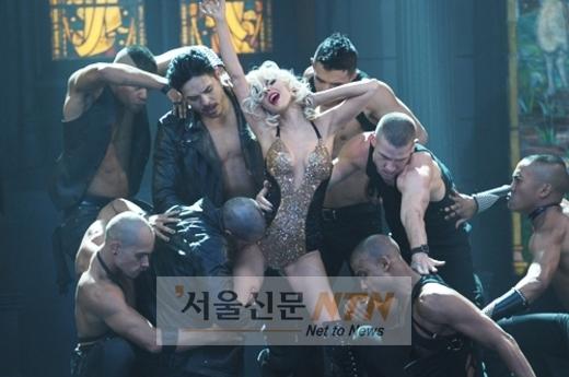 크리스티나 아길레라, 뮤비 선정성도 월드스타급