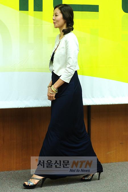 [NTN포토] 김성은, ‘살짝 나온 배 가리며’