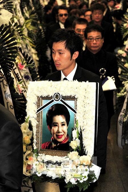 [NTN포토] 장례식장 떠나는 故백설희