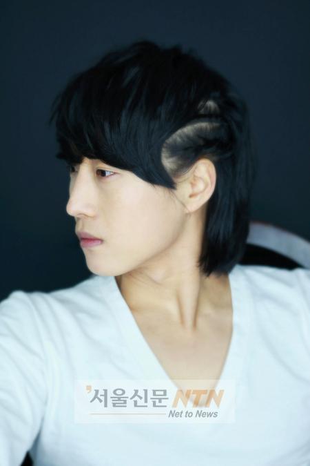 ‘더 크로스’ 보컬 김경현, 첫 솔로 앨범들고 컴백