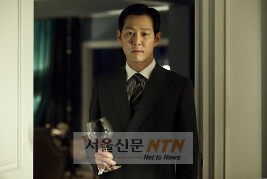 ‘하녀’ 이정재, 칸에서 명배우 숀 펜과 매력 대결