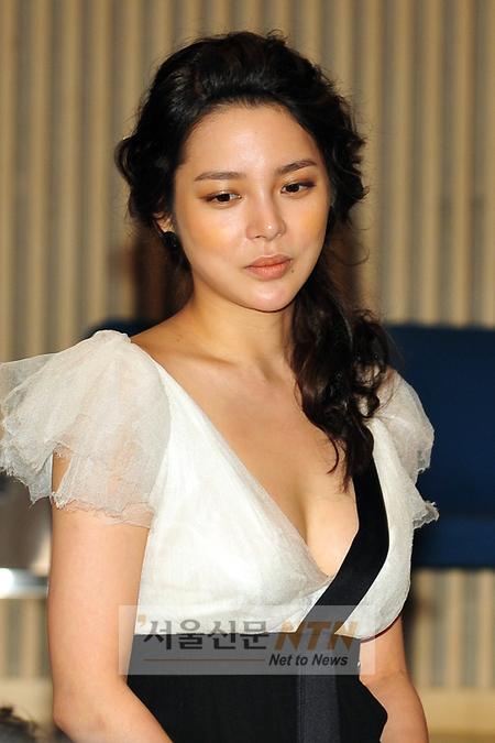 [NTN포토] ‘글래머’ 박시연, 시상식 같은 ‘파격 의상’