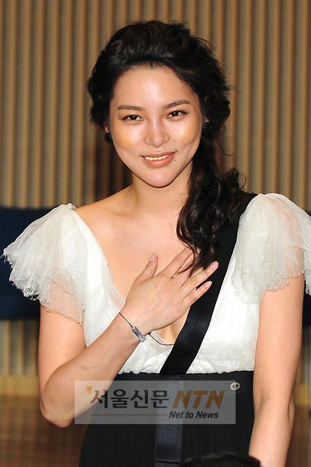 [NTN포토] ‘파격의상’ 박시연, 가슴 가리고 ‘조심조심’